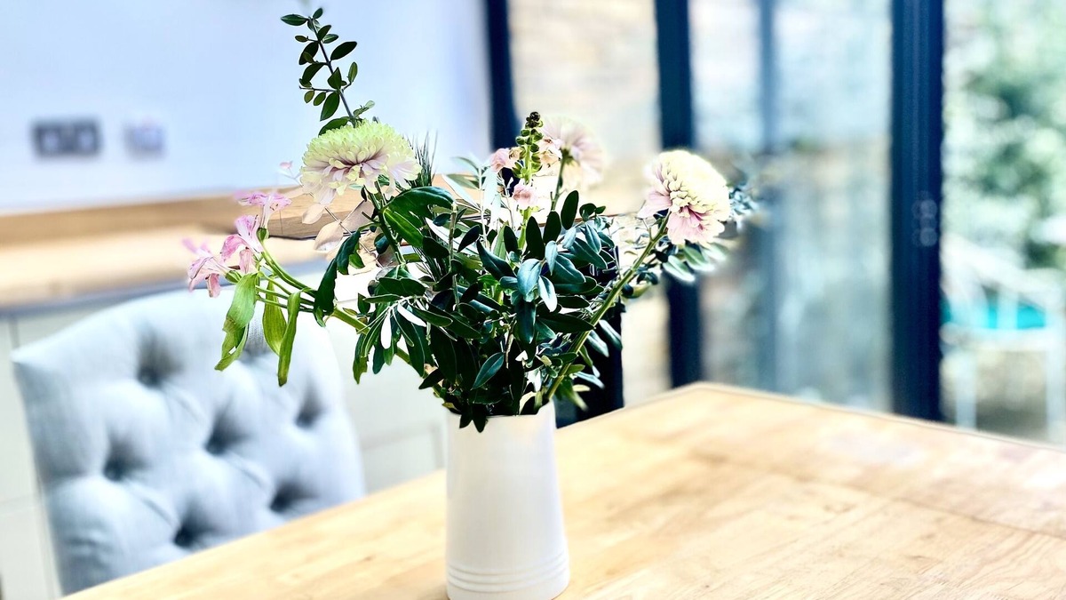 North Richmond Apartment | Luxury London 3 db/2 bath Apartment w Garden/Parking (child/pet friendly!)