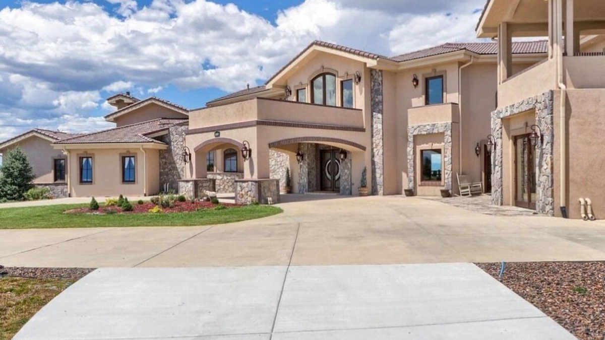 Denver Villa | Luxury Mansion Retreat, Sleeps 16+ ,Panoramic VIEWS 36 Acre Land .in the city .