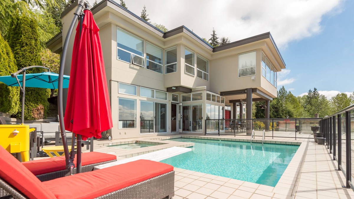 West Vancouver House | Luxury Mansion with Pool/Hot Tub-City & Ocean View