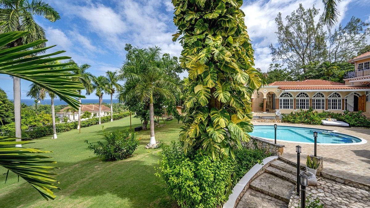 Montego Bay Apartment | Luxury Master Penthouse Suite w Jacuzzi Sauna Staff Private Beach - 15 M Airport
