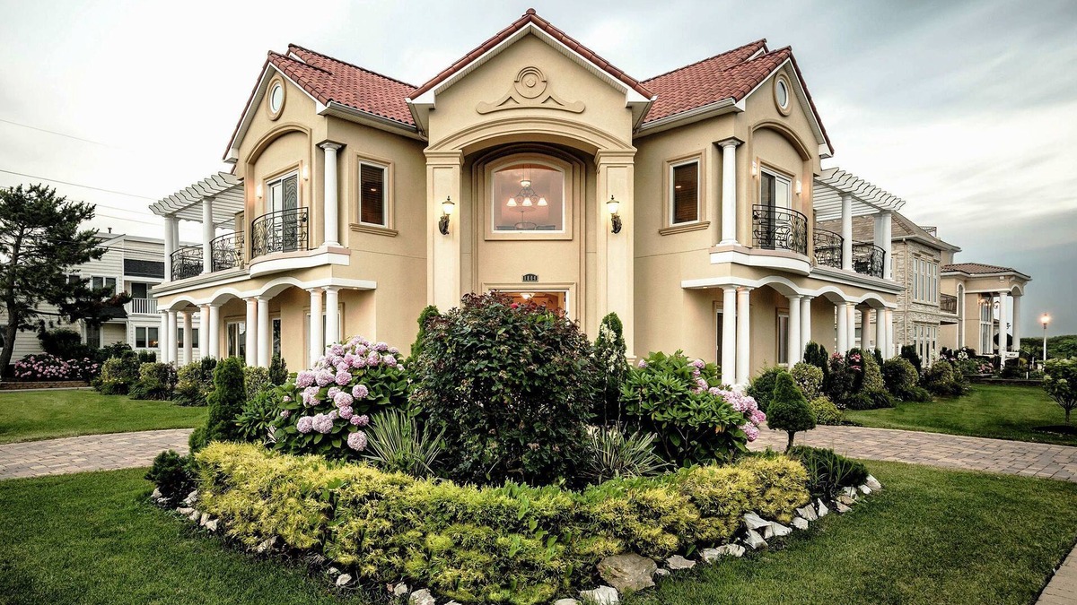 A-Zone House | Luxury Mediterranean Mansion -Pool, Elevator, Roof Deck,3rd House From The Beach