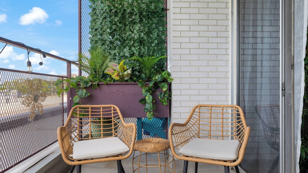 Downtown Omaha Condo | Luxury Mid-century Condo, Cozy & Fully Remodeled. Stocked with Many Extras!