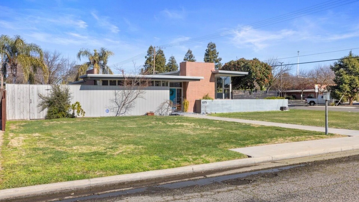 Turlock House | Luxury Mid-Century Oasis, Pool, Spa, & Outdoor Living in Prime Turlock