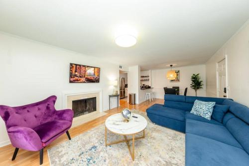 West End Apartment | Luxury Midtown 2BR Family Suite Sleeps 8 guests with Private Balcony and Optional Parking Walk to Parthenon & Vanderbilt Near Broadway