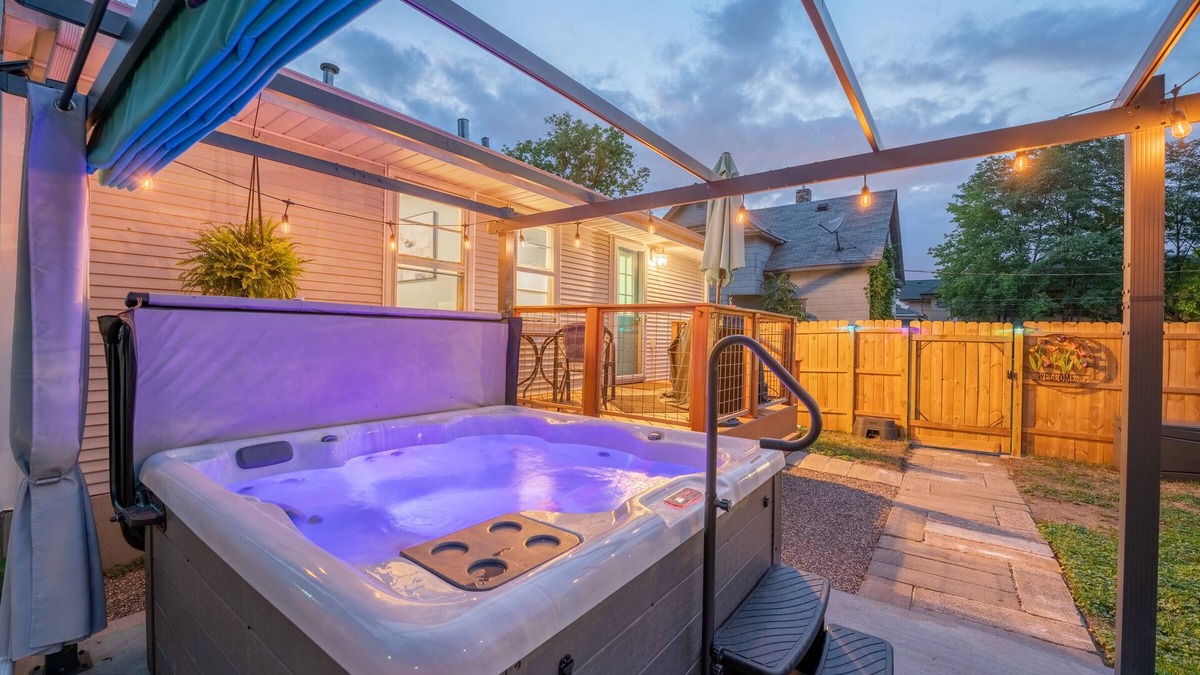 Powderhorn House | Luxury Minneapolis 3BR House with Hot Tub!