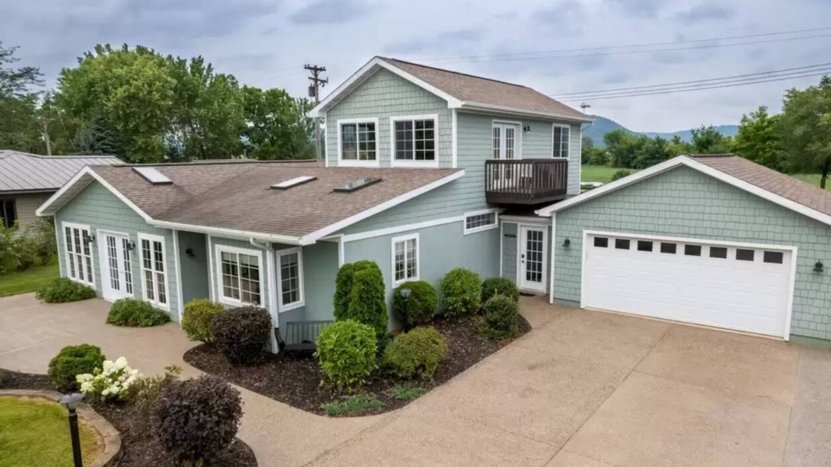 Buffalo City House | Luxury Mississippi River Vacation Home w Private Dock-Great Fishing Getaway