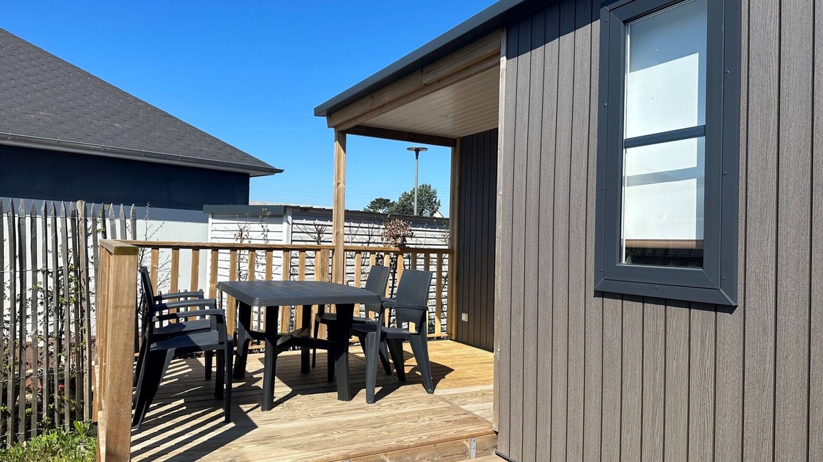 Jullouville-les-Pins House | Luxury Mobile Home Near Beach with Pool & Fitness, 2 Bedrooms, 4 Guests