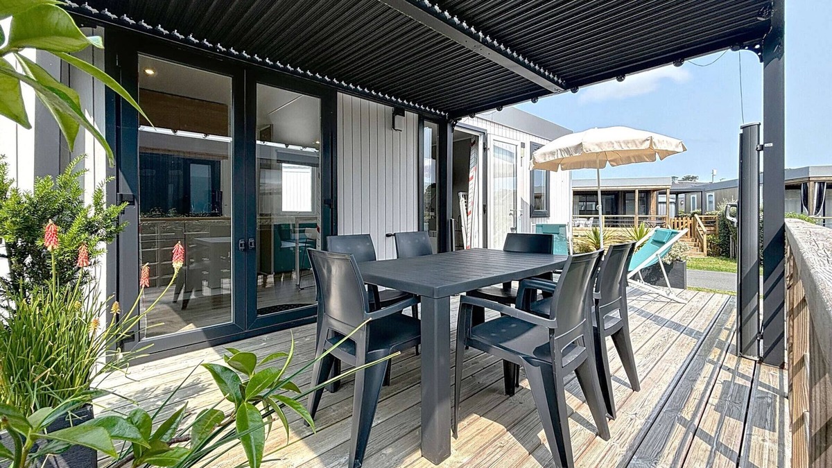 Jullouville-les-Pins House | Luxury Mobile-Home: 4 Guests, 2 Bedrooms, 200m from Beach, with Pool & Fitness Facilities