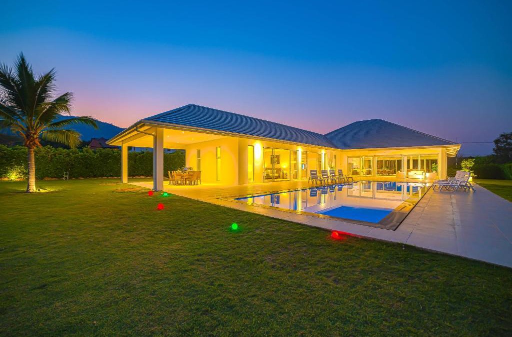 Sam Phraya Villa | Luxury Modern 4 Bedroom Pool Villa PH111