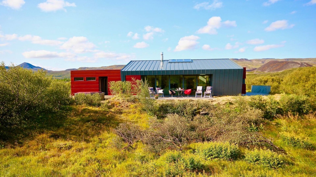 Bifroest Cottage | Luxury, Modern, Amazing River/Mountain view with Hot Tub. Winter/Summer Holiday