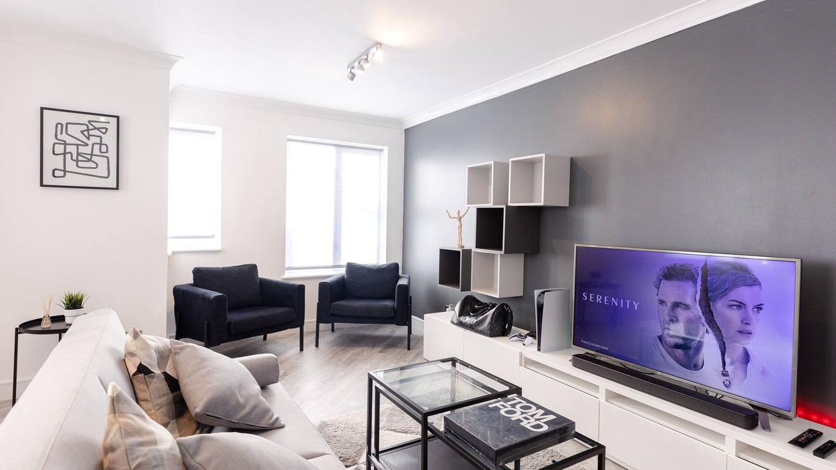 Brownswood Condo | Luxury, Modern Apartment w/Netflix in Zone 2