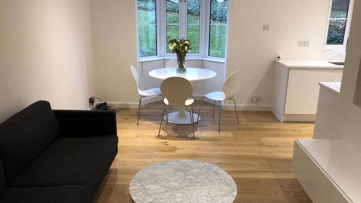 Sutton Apartment | Luxury modern apartment - close to train station and royal marsden hospital.