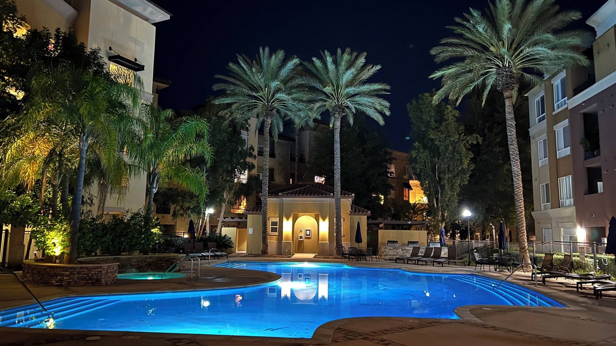 Valencia Condo | Luxury Modern Condo w/PS5, BOSE sound, UltraFast WiFi, Kingbed+Sofabed+65' Tv's