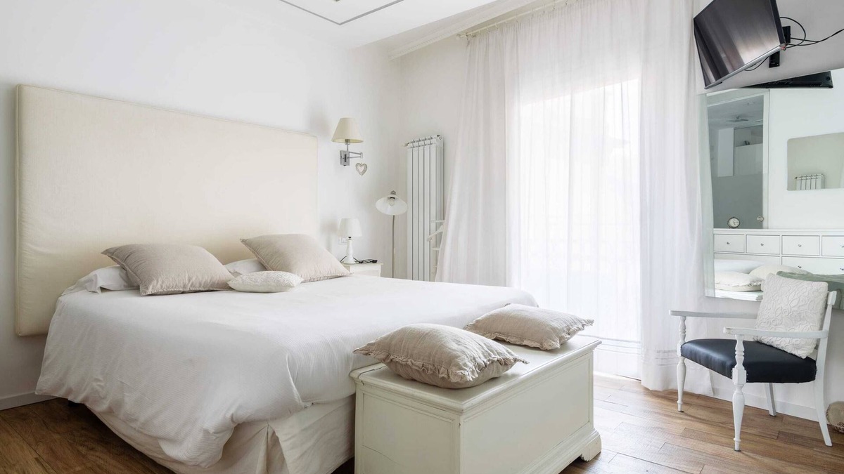 Chinatown Apartment | Luxury modern one bedroom with hot tub