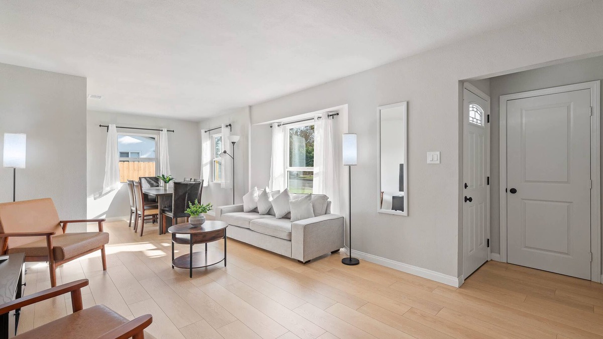 Monrovia House | Luxury Modern Retreat w Spacious Yard Premium Comfort