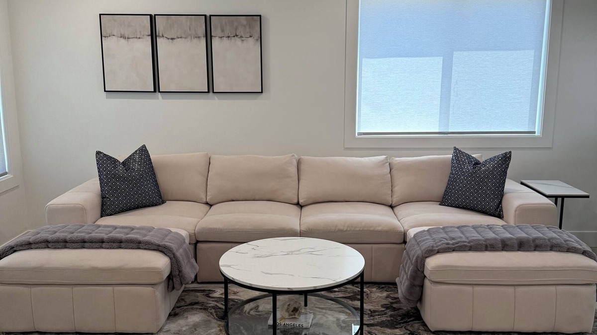 Burley House | Luxury Modern Space A 2-bedroom townhome in Burley with all the amenities.