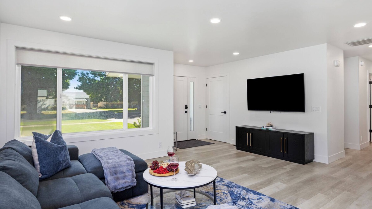 Burley House | Luxury Modern Space B 2-bedroom townhome in Burley with all the amenities.