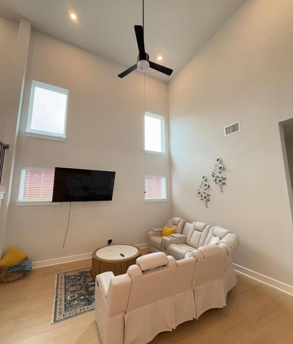 Bastrop House | Luxury Modern Stay in Bastrop