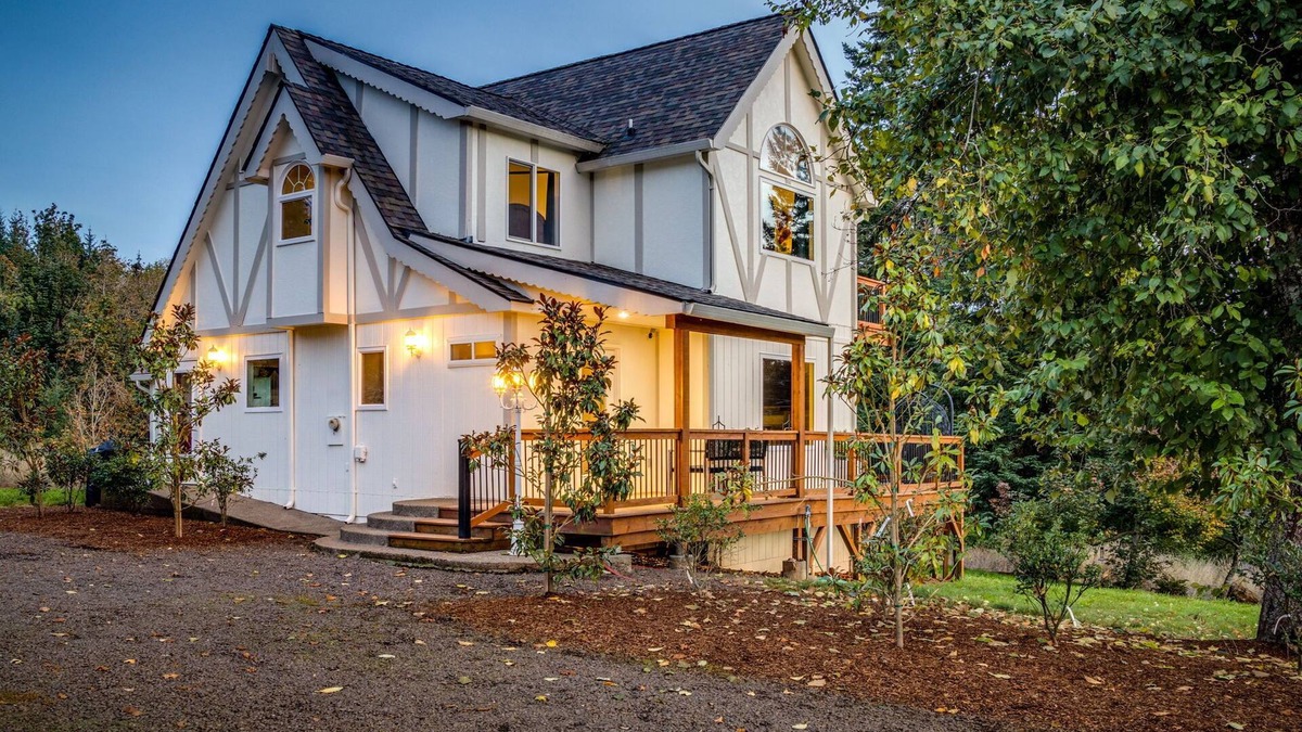 Silverton House | LUXURY MODERN Storybook TUDOR ● HOT TUB ● By Silver Falls Park ● 20 acres ● View