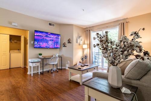 Valencia Apartment | Luxury Modern Suite, Kingbed, Fast Wifi