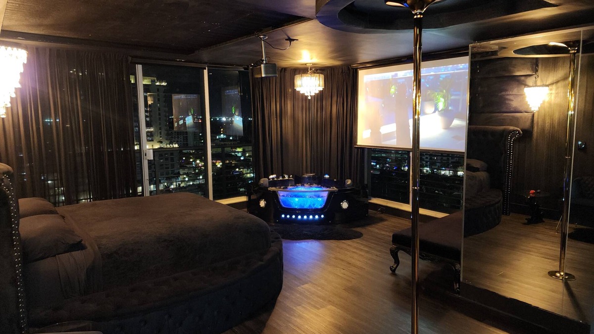 Downtown Hollywood Condo | Luxury Modern Suite with views of Miami Skyline and Ocean