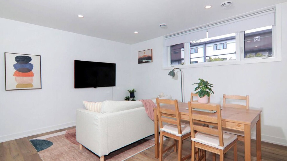 Niagara Falls House | Luxury Modern Townhouse Six Minutes to the Falls