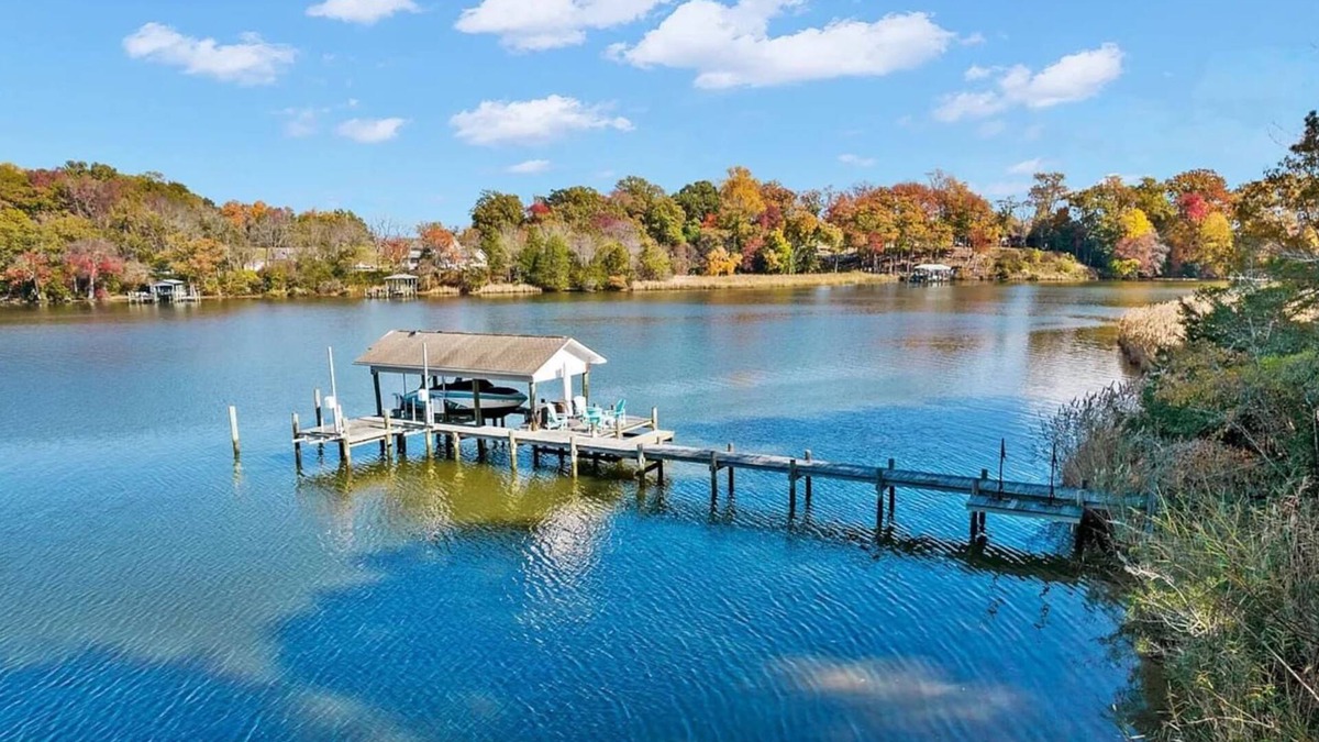 Mount Holly House | Luxury Modern Waterfront Retreat