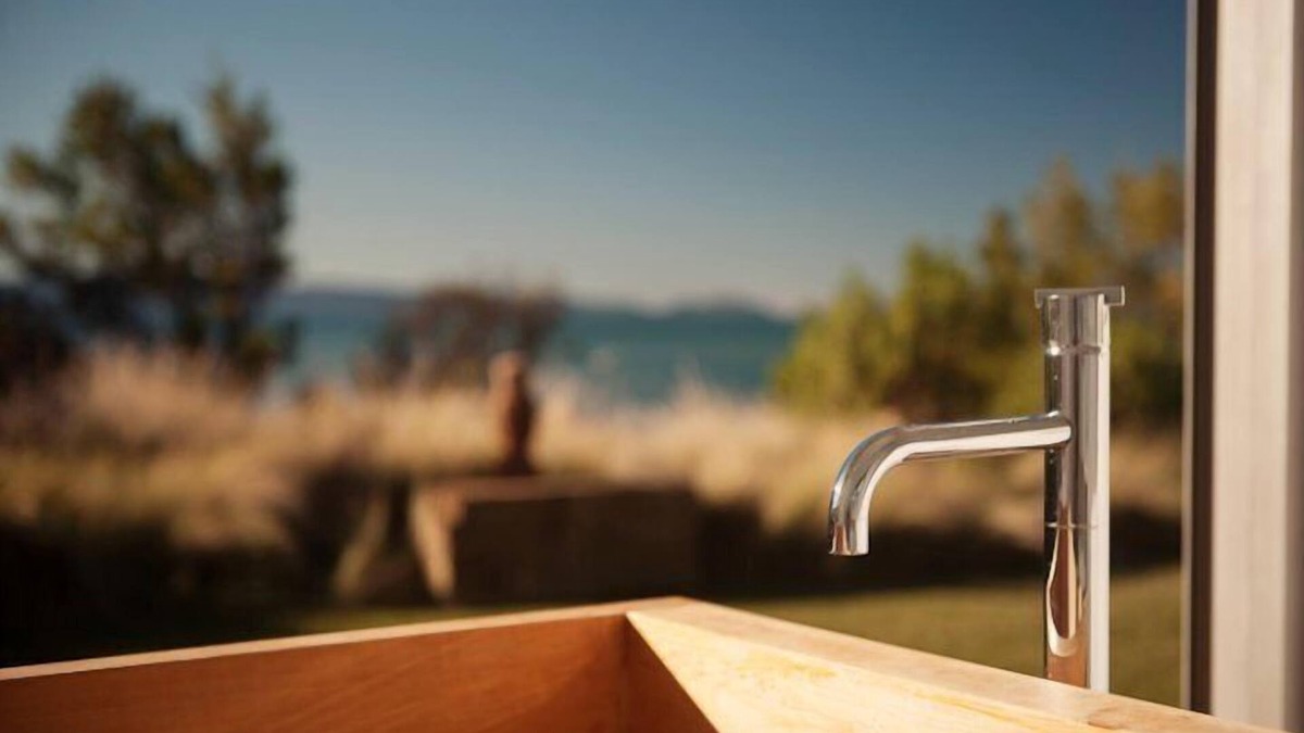 Rocky Hills Villa | Luxury modernist beach house retreat on Tasmania's beautiful East Coast
