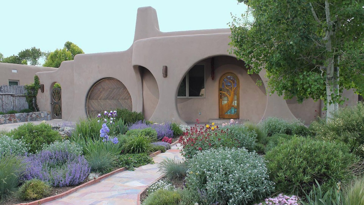 South Capitol House | Luxury Mosaic Masterpiece: Santa Fe Hobbit House centrally located to SF Plaza.