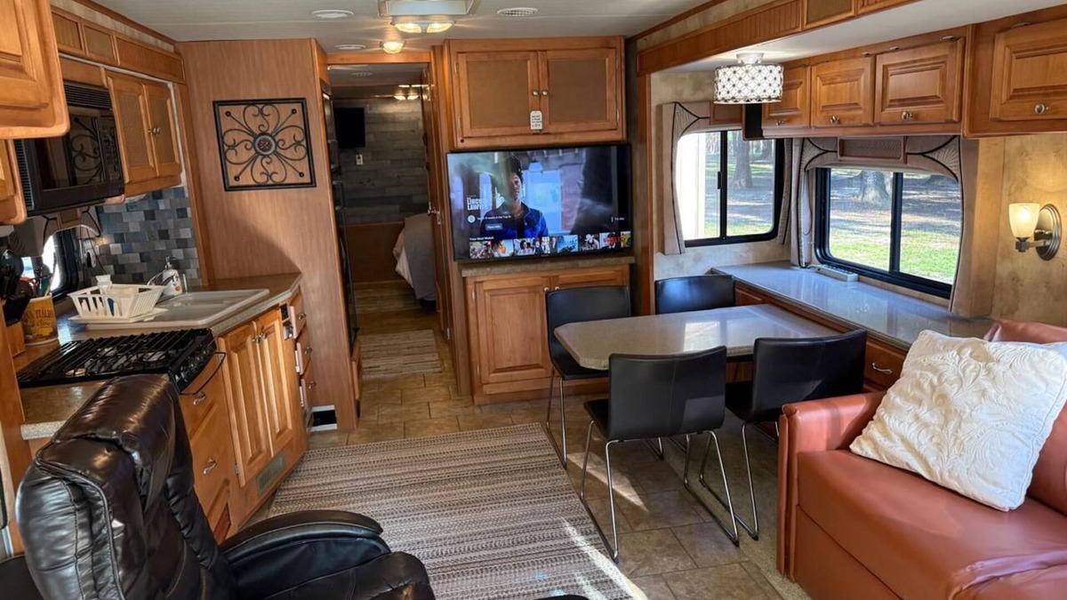 Crestview House | Luxury Motorhome in South Crestview with WiFi, AC