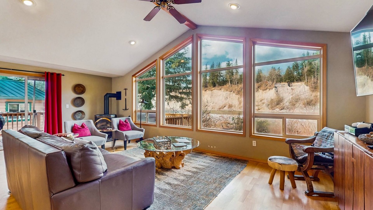 Gold Bar House | Luxury mountain cabin with river access & private hot tub - dog-friendly