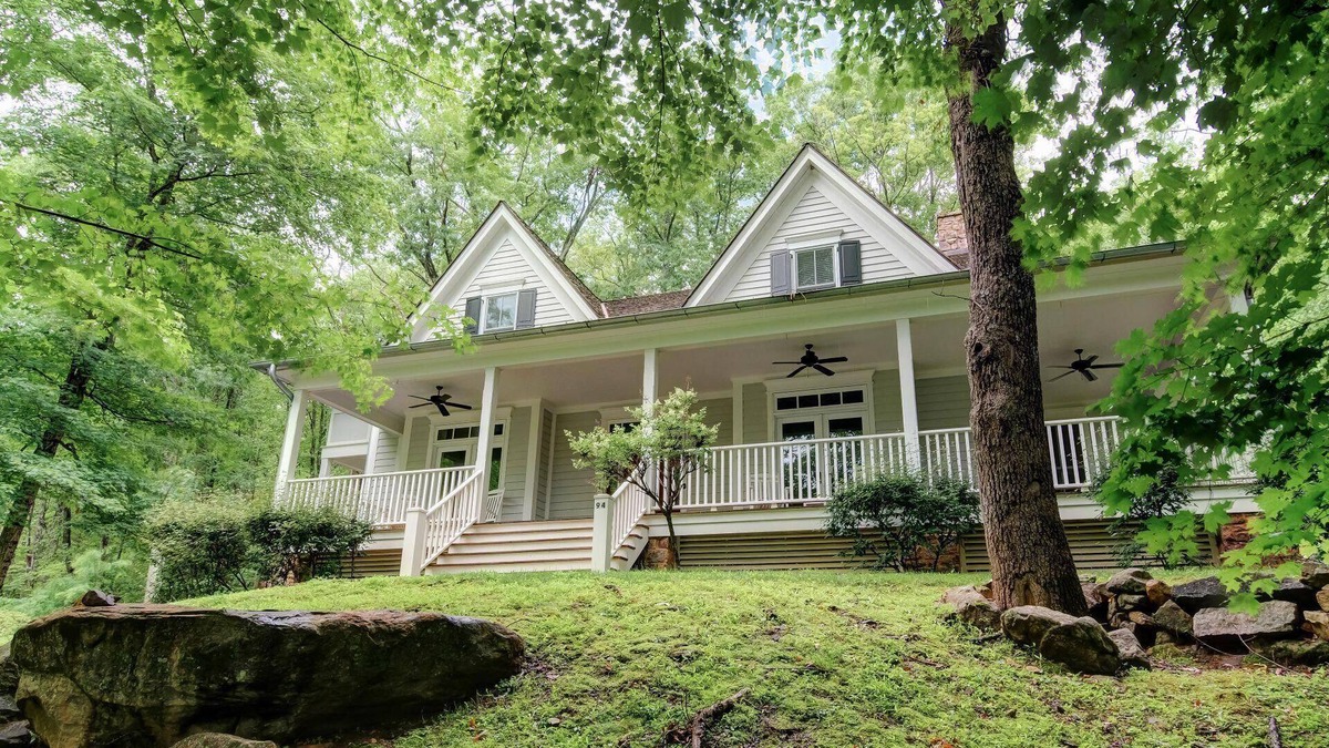 Hot Springs House | Luxury Mountain Farmhouse walking distance to The Omni Homestead Resort