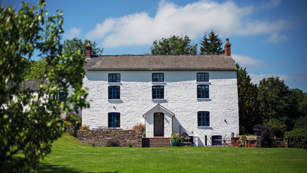 Abergavenny House | Luxury Mountain Holiday Property & Wellness Retreat with Sauna, Pool & Hot Tub.