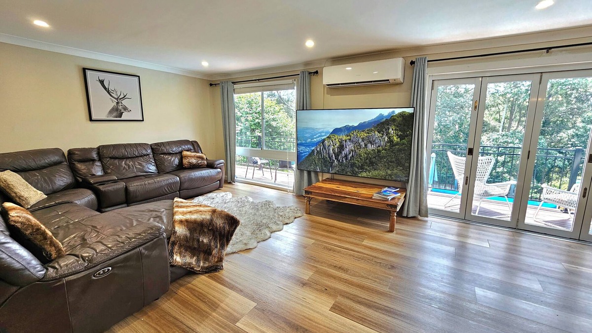 Sydney House | Luxury Mountain Retreat, 6 Bedroom, 3 Bathroom with Gym and Heated Swimming Pool