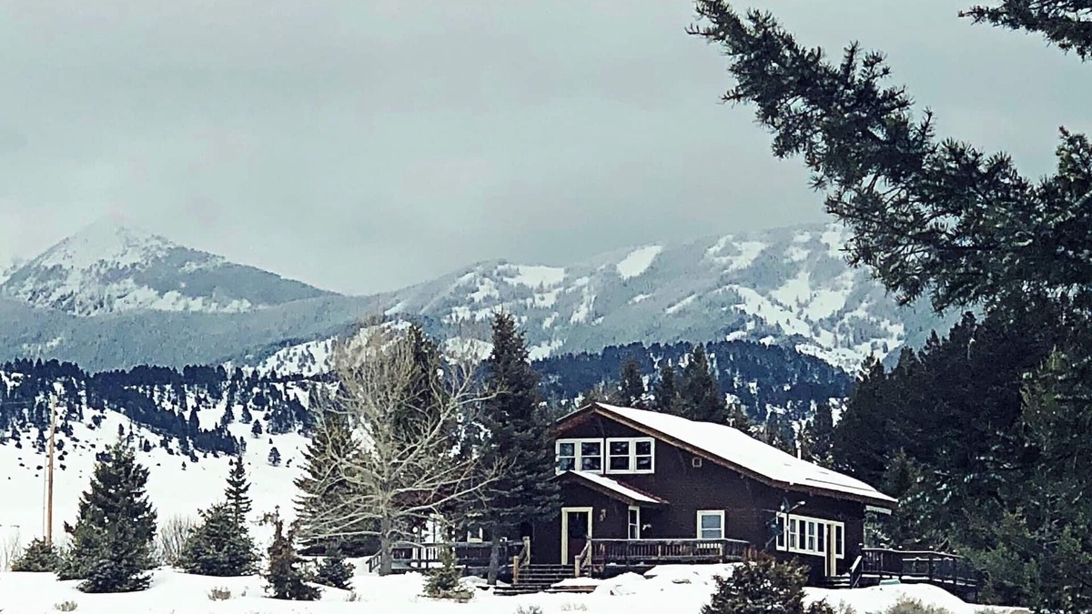 Wilsall Cabin | LUXURY MOUNTAIN RETREAT! Cabin at the base of the Crazy Mountains