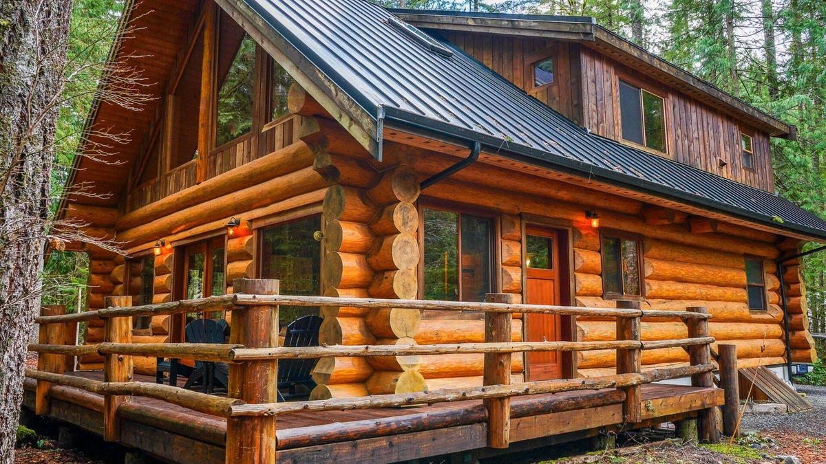 Warnick Cabin | Luxury Mt Baker Log Home with Fireplace, Outdoor area, & Chefs Kitchen.