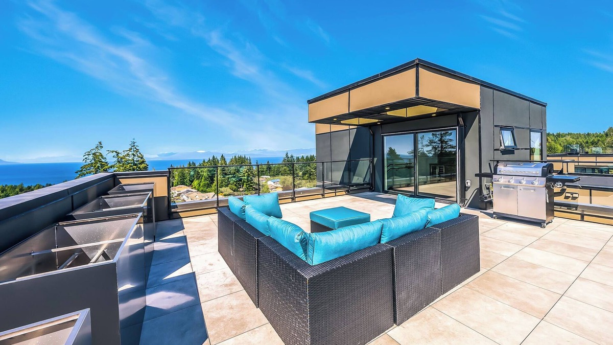 Regional District of Nanaimo House | Luxury! New Built! Roof Top Ocean & Mountain Views! AC & BBQ