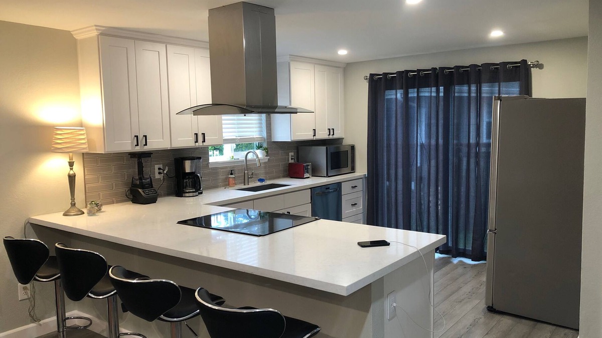 Everett House | Luxury Newly Remodeled 3 Bedroom Duplex Unit