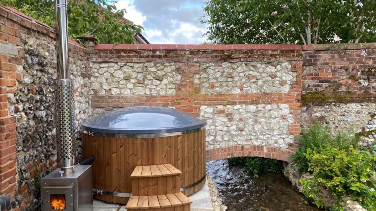 South Creake House | Luxury North Norfolk Retreat | Hot Tub & Games Room