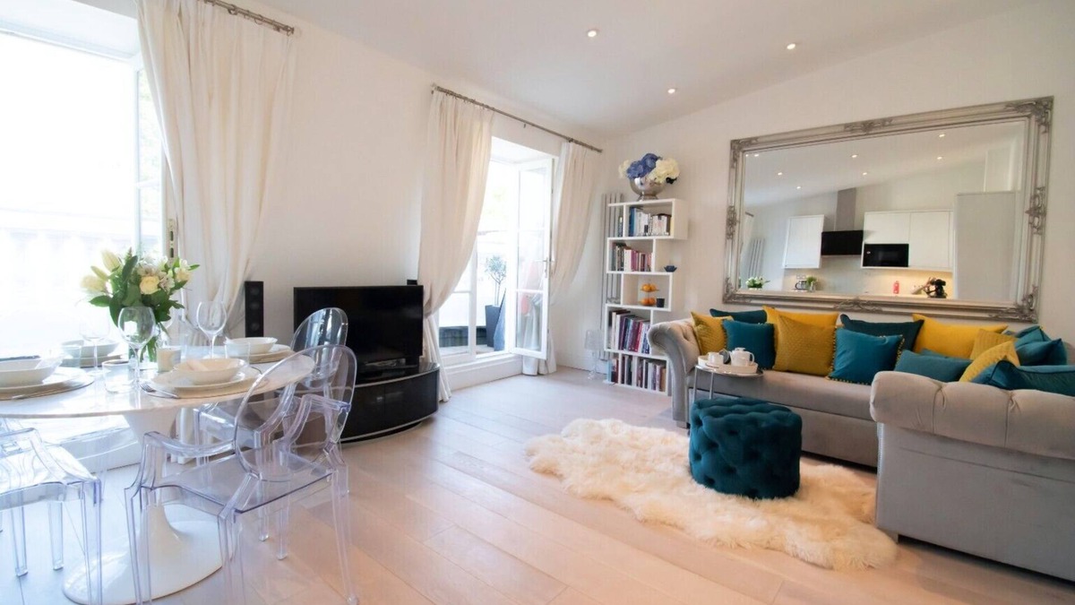 Pembridge Apartment | Luxury Notting Hill Apartment with balcony comfortably stay for 4 people.