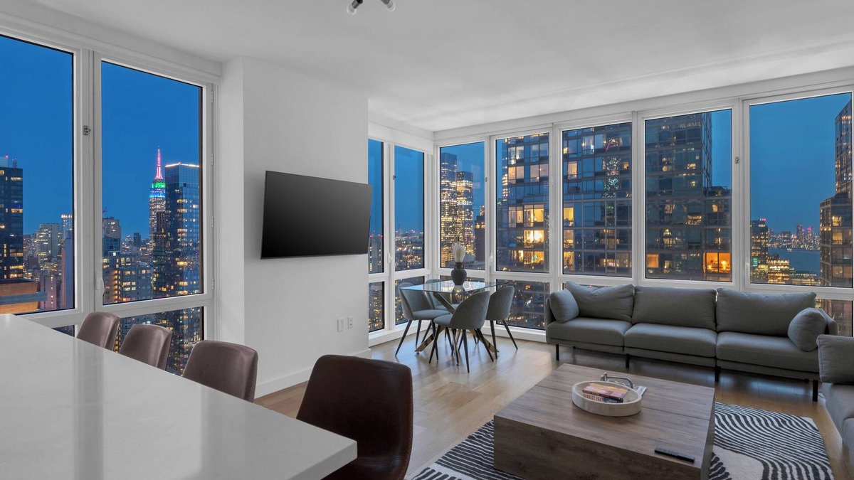 Garment District Apartment | Luxury NYC Skyline 2 BD/2 BA - Amazing VIEWS