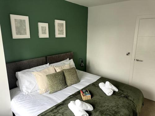 Barnt Green Apartment | Luxury Oaks Suite, Free private parking, 2 Bed 2 Bathroom Apartment, Central Solihull