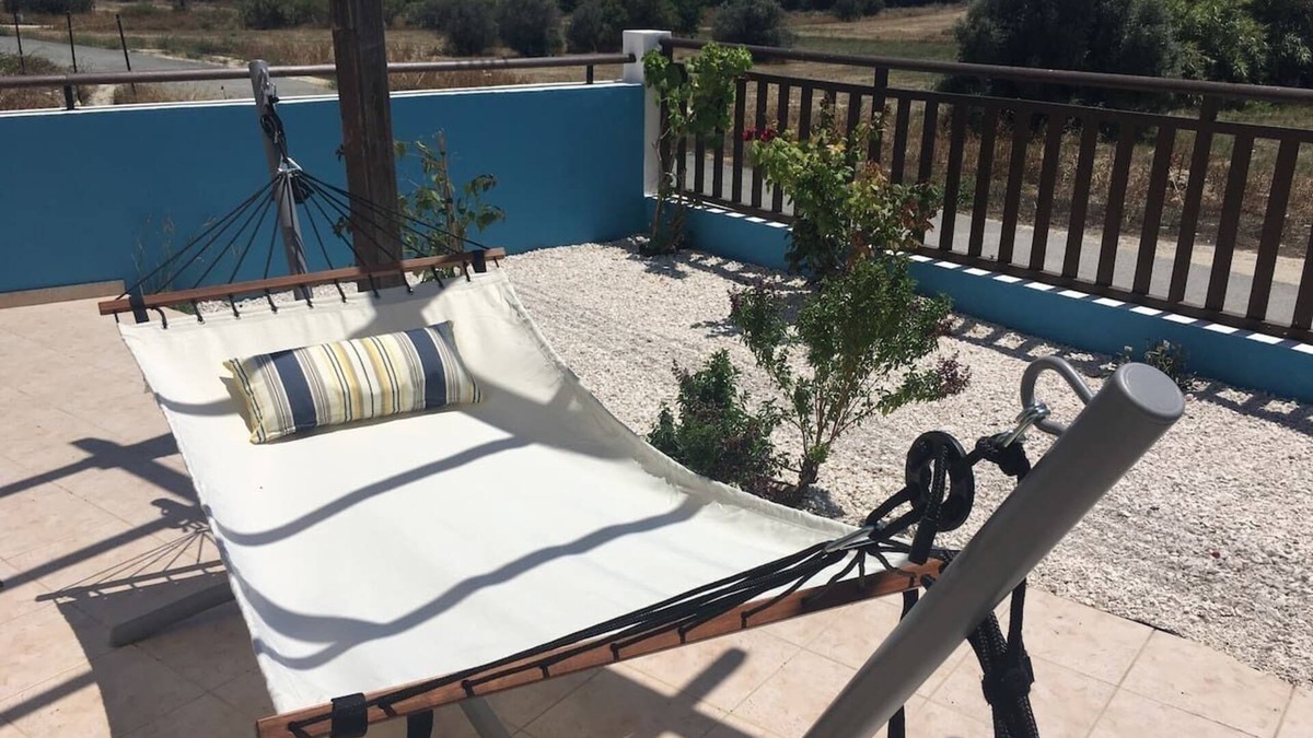 Tersefanou Apartment | Luxury oasis with garden near beach and airport