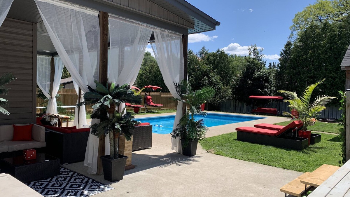 Brantford House | Luxury Oasis with Private Pool, Jacuzzi & Gym!