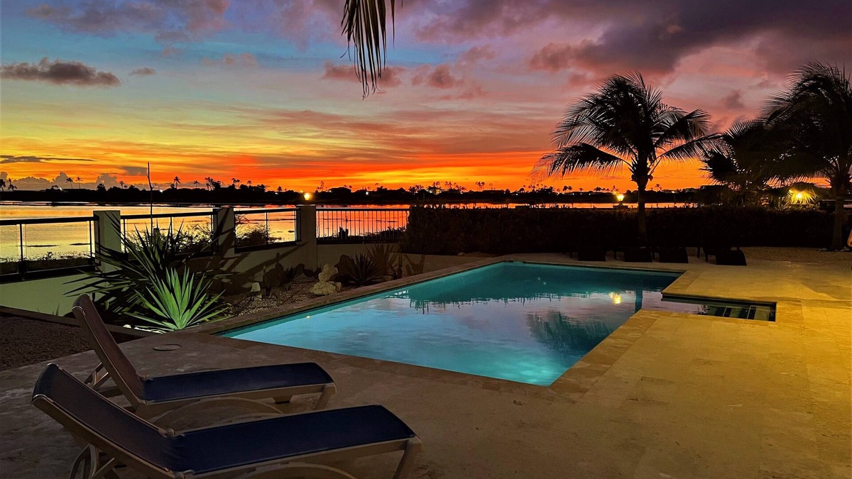 Opal Villa | Luxury Ocean View Villa, Stunning Views, 5 minutes to Beaches