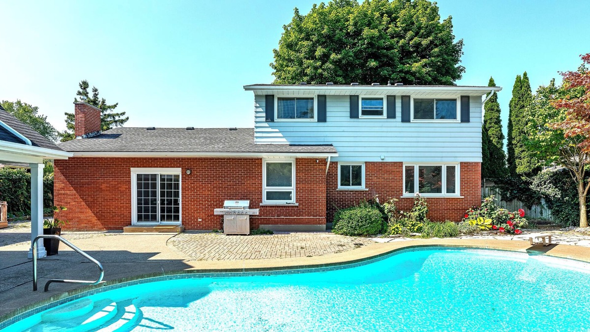 Niagara-on-the-Lake House | Luxury Old Town Escape With Pool and Hot Tub in Spacious House