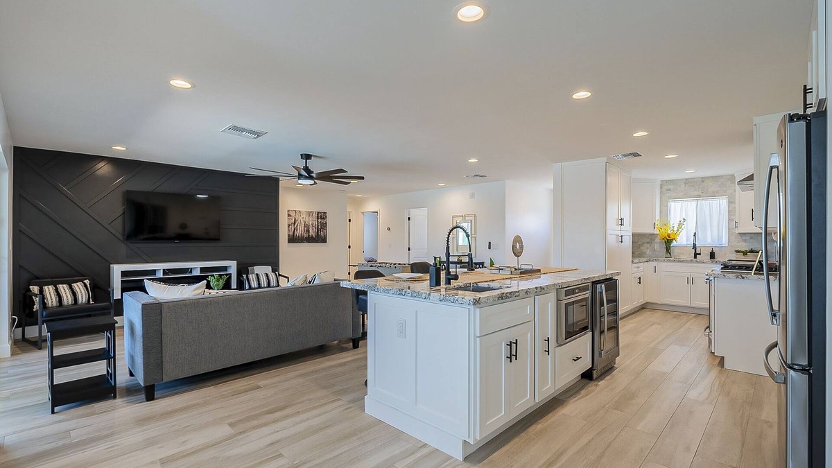 Village Grove House | Luxury Old Town Scottsdale Home - Pool, Mountain Views, King Bed & Putting Green