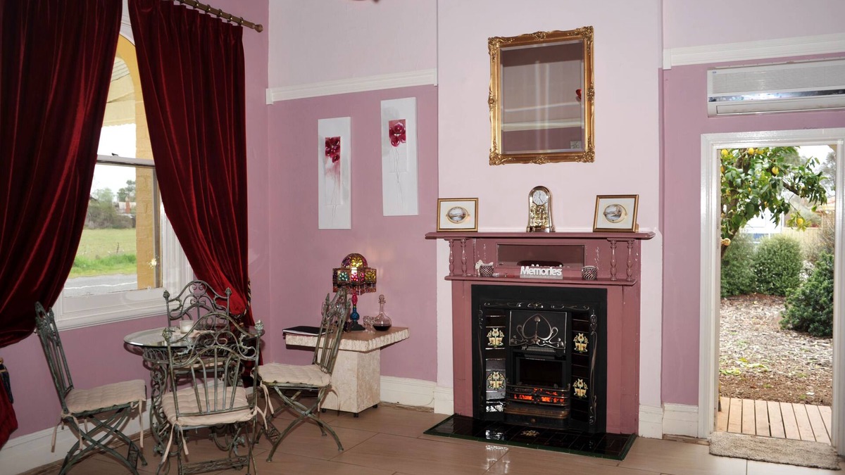 Rutherglen Bed & Breakfast | Luxury old world B&B 1849 historic pub beautifully renovated