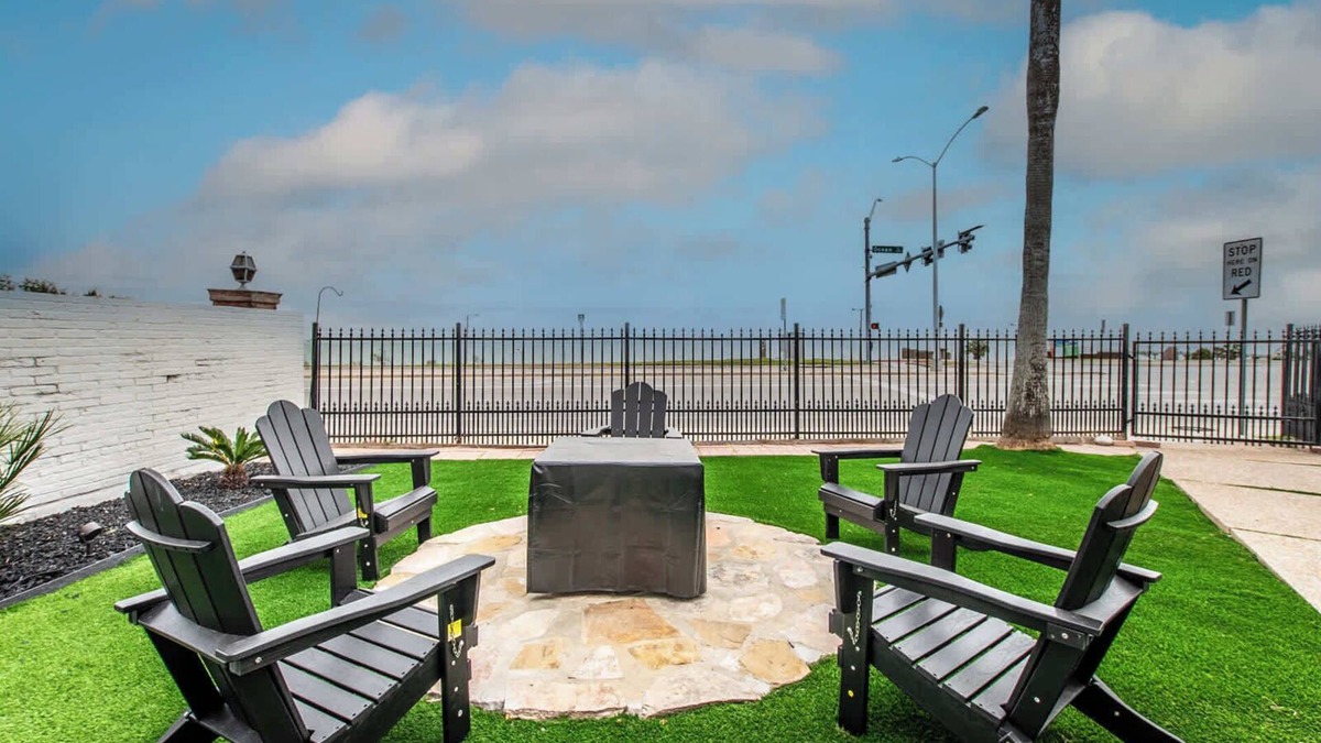 Del Mar House | Luxury on Ocean Drive - Sleeps 28