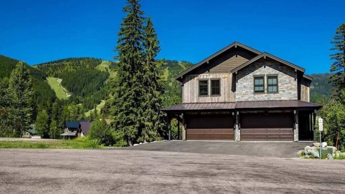 Whitefish House | Luxury on Whitefish Mountain! 9BD 5.5BA Sleeps 25!